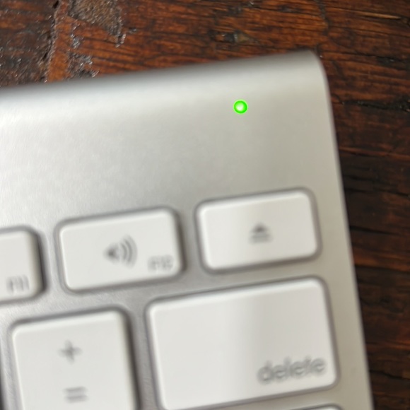 Version one of the Apple Wireless Keyboard. Never Used. - Picture 5 of 7